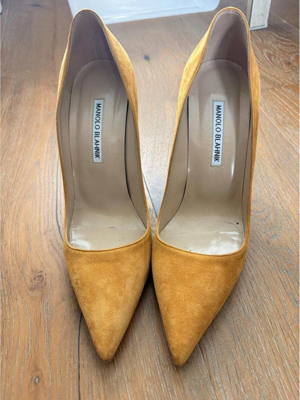 Manolo Blahnik Mustard Yellow Suede Pointed Toe Pumps Elegant Chic Size 8.5